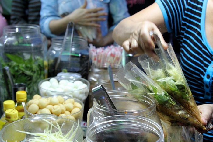 Những bịch bánh tráng được cho nhiều nguyên liệu.