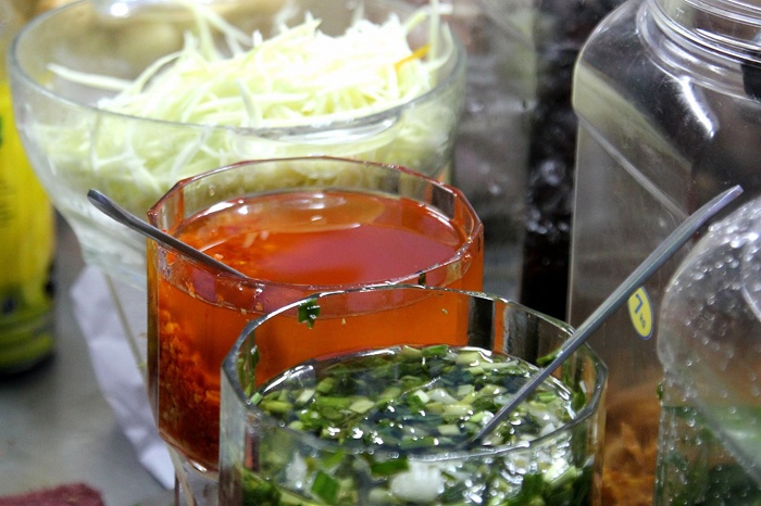 Mỡ hành và nước sốt là phần quan trọng góp phần làm nên thương hiệu riêng của các cửa hàng nơi đây.