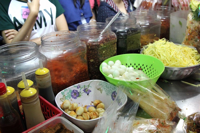 Trứng cút chiên và trứng cút luộc, xoài sống...