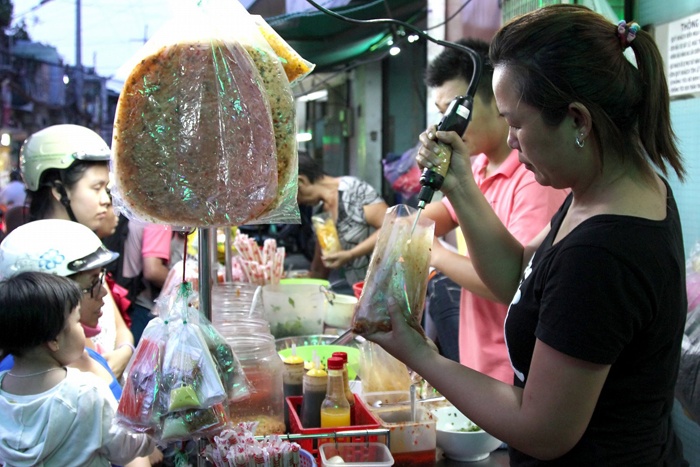 Những cửa hàng không dùng tay để trộn bánh tráng mà dùng máy để trộn được đều và vệ sinh hơn.