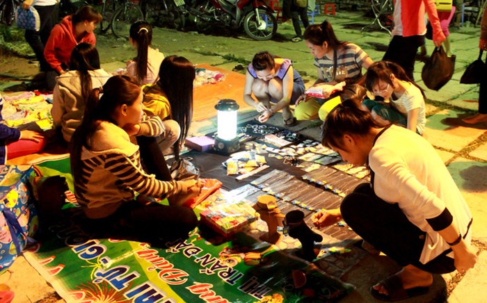 Những sạp hàng trang sức xi mạ luôn thu hút đông khách xem và mua.