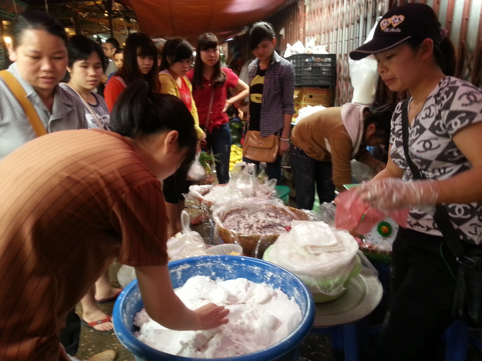 Quầy bán nguyên liệu bánh trôi, chạy chật kín người mua. (Ảnh: Phương Nhung).