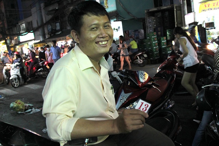 Anh Dũng một nhân viên văn phòng cầm số thứ tự trên tay chờ đến lượt mua.