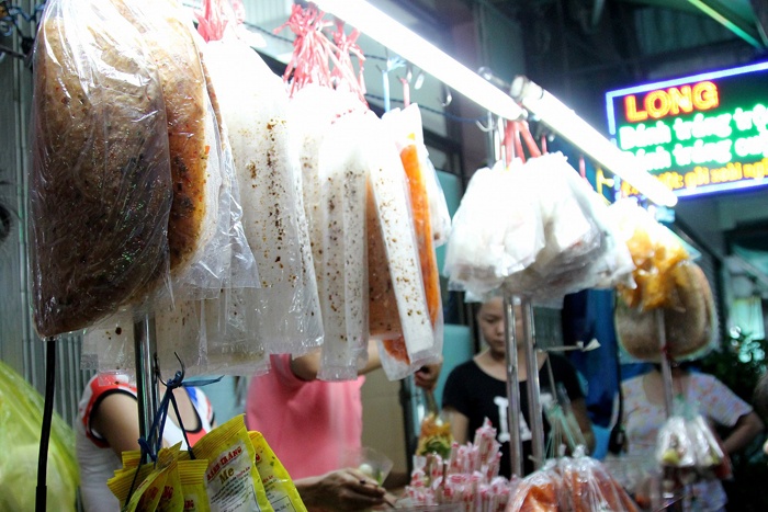 Ngoài bán bánh tráng trộn, các gian hàng còn bán nhiều loại bánh tráng từ Tây Ninh.