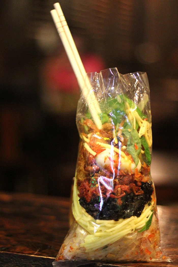 Một bịch bánh tráng trộn ở đây chỉ có giá 15.000 đồng đến 20.000 đồng. 