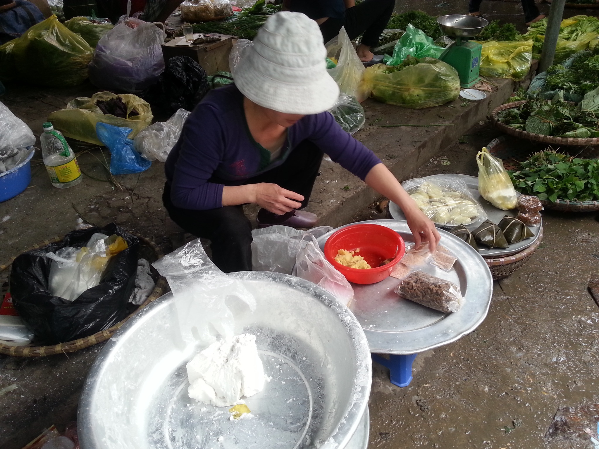 Chưa đến 9h sáng mà hàng nguyên liệu làm bánh của chị Lan đã bán hết. (Ảnh: Phương Nhung).