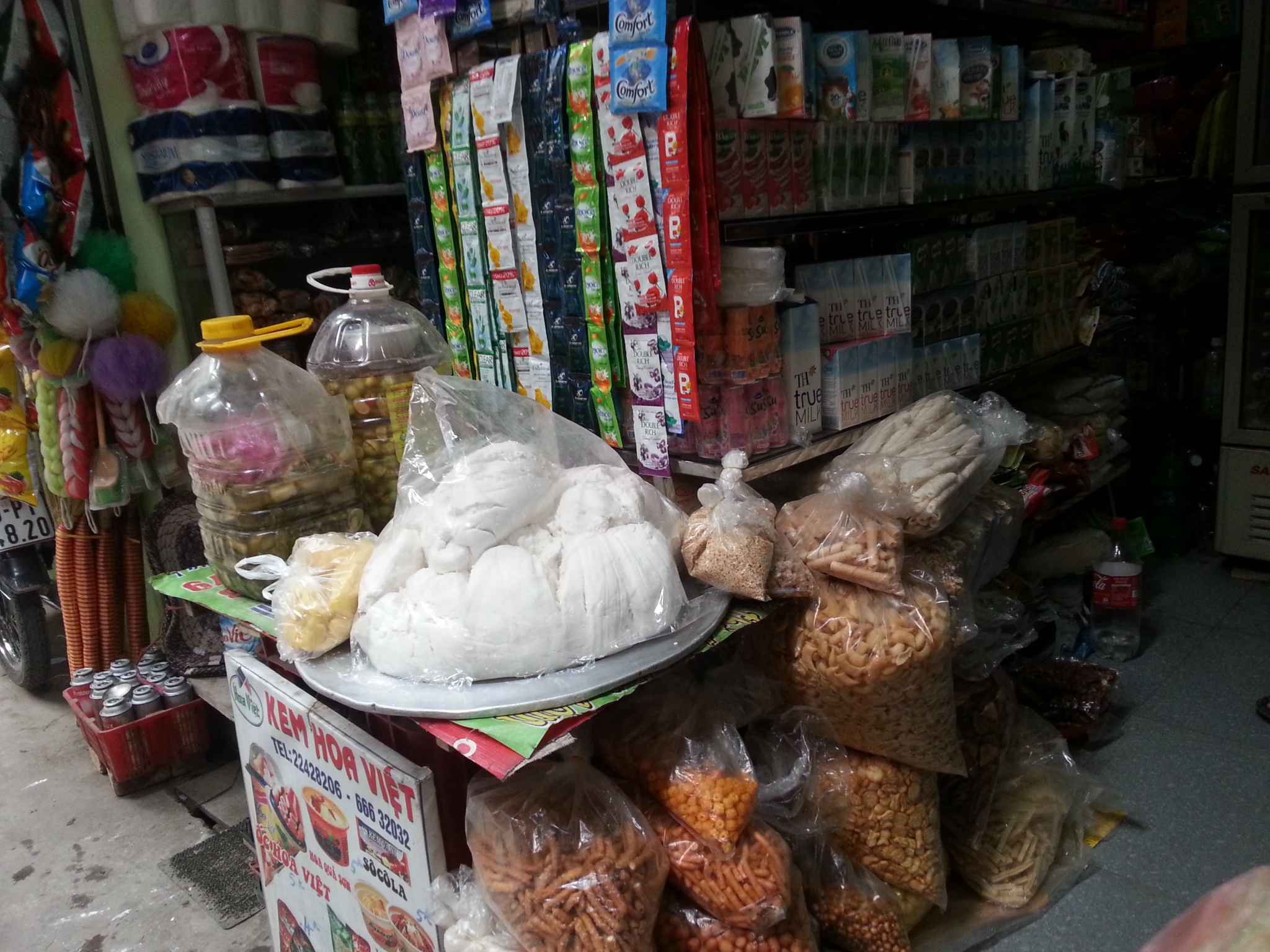 Quán tạp hoá cũng tranh thủ bán bột xay và đường đen làm bánh trôi, chay để kiếm lời. (Ảnh: Phương Nhung).