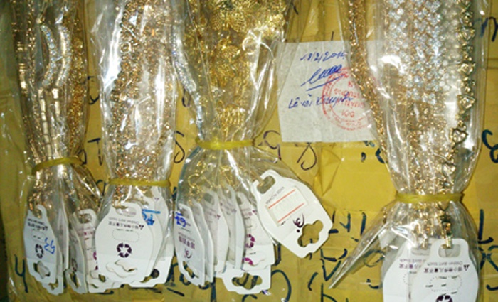 Trang sức xi mạ xuất xứ Trung Quốc bị đội Quản lý thị trường 5B thu giữ.