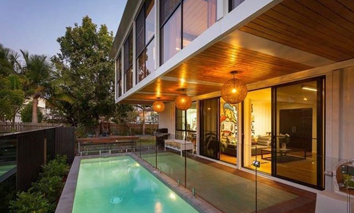 Ngôi nhà với không gian thoáng đãng với nhiều cửa sổ. 