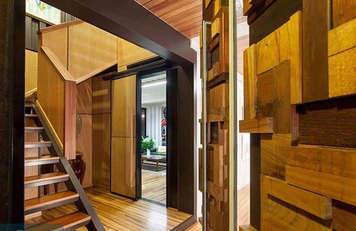 Nội thất trong nhà được làm chủ yếu từ các loại gỗ.