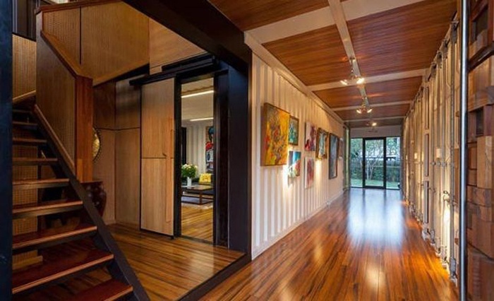 Một hành lang chia đôi các phòng trong căn hộ. 