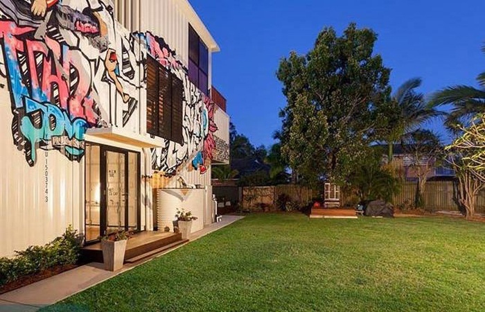 Khuôn viên ngôi nhà khá rộng, gồm đủ hệ thống sân vườn tạo sự gần gũi với thiên nhiên.