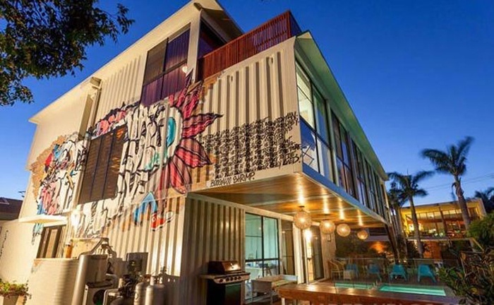 Phía bên cạnh của ngôi nhà được trang trí hình họa tiết bắt mắt.. 