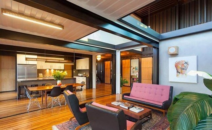 Phòng khách được bài trí thoáng và đẹp mắt..