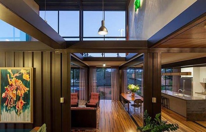 Bố cục bên trong ngôi nhà, hành lang rộng để đón gió với hệ thống cửa sổ nhiều phía.