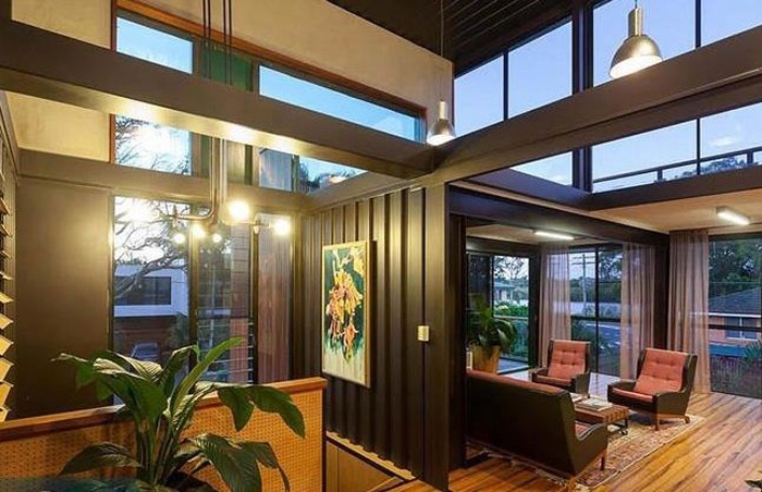 Một góc phòng dùng để trang trí với cây cảnh và tranh. 