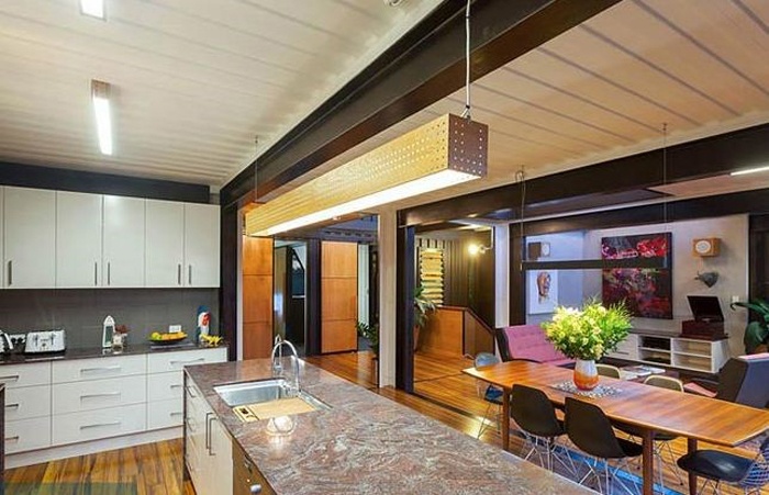 Khu bếp bài trí với nội thất hiện đại.