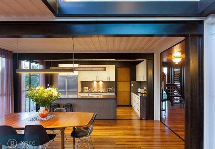 Phòng căn trong nhà bếp cũng được thiết kế với không gian thoáng ngay cạnh cửa sổ. 