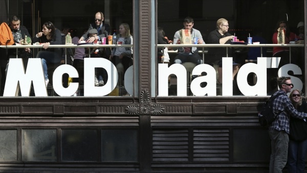 McDonald's tuyen nguoi gia lam viec cung chau chat hinh anh