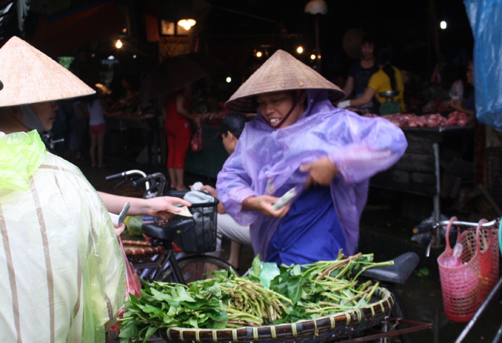 Những mớ rau muống nước chưa kịp bó đã bán gần hết. Với người mua, rau sạch là rau mà người trồng cũng hái đem về ăn.