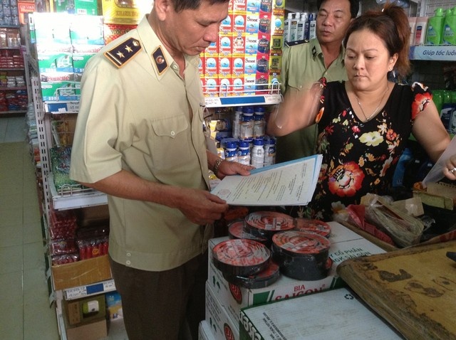 Kiểm tra hương muỗi Trung Quốc bày bán ở chợ.