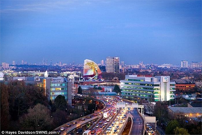 Đối với cả hai, London Octopus kèm 4 màn hình quảng cáo sẽ là viên ngọc tiếp theo trong bộ sưu tập bất động sản đồ sộ của họ tại London. 