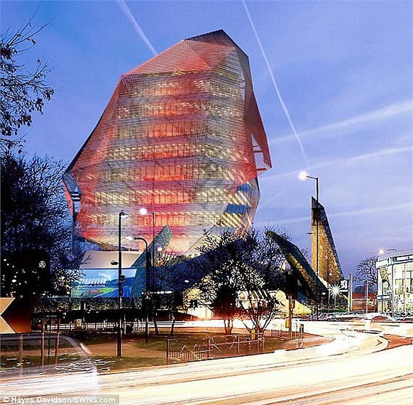 Một số người cho rằng sẽ rất nguy hiểm nếu dựng những tấm biển quảng cáo lớn như vậy cạnh một trong những con đường đông đúc nhất nước Anh. 