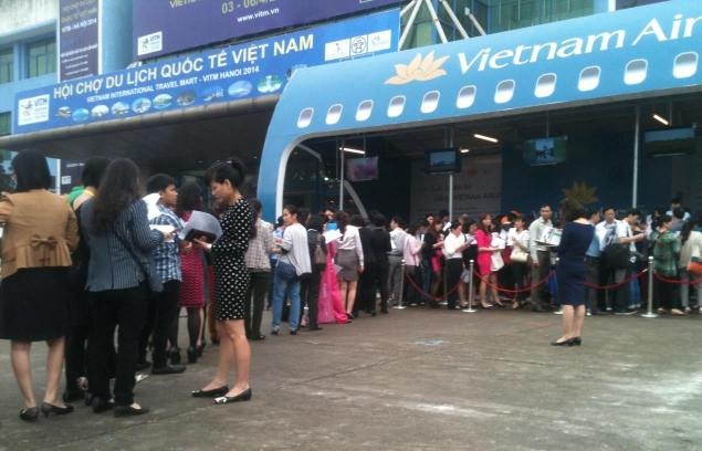 Nguoi Ha Noi xep hang mua ve may bay xuat ngoai gia beo hinh anh