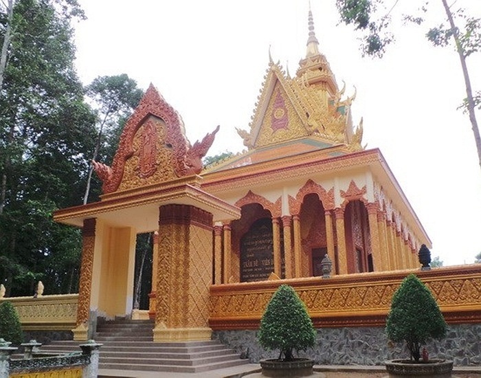 3 ngôi chùa khác được đại gia Trầm Bê xây dựng tại Trà Vinh gồm chùa Bến Có (4 tỷ), chùa Mới (7 tỷ) và chùa Tà Điêu (6 tỷ). Ngoài ra, vị đại gia này còn bỏ ra 6 tỷ để xây một ngôi chùa ở huyện Vũng Liêm, Vĩnh Long.