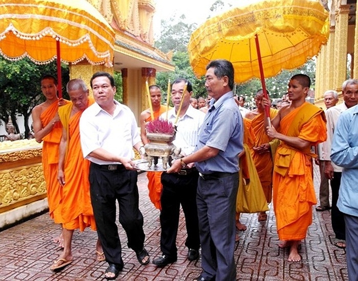 Được biết, Trầm Bê là người gốc Hoa, từ nhỏ đến lớn sống giữa cộng đồng Khơ-me nên luôn hướng về nguồn gốc của mình. Việc xây dựng các ngôi chùa thể hiện ý nguyện muốn có một nơi thờ cúng Phật cho bà con Khơ-me nghèo của ông Trầm Bê. Ảnh: Trầm Bê trong một lần về thăm ngôi chùa do chính tay ông xây dựng ở quê hương Trà Vinh.