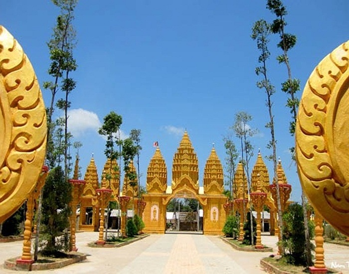 Chùa Vàm Ray tọa lạc tại ấp Vàm Ray, xã Hàm Tân, huyện Trà Cú, tỉnh Trà Vinh, chính thức khánh thành ngày 22/5/2010. Đây là ngôi chùa Khơ-me lớn nhất Việt Nam, một nơi để các đồng bào Phật tử Khơ-me gặp gỡ và cùng nhau tu tâm, tích đức. Chùa được ông Trầm Bê tài trợ, phục chế và cải tạo trong thời gian 3 năm.