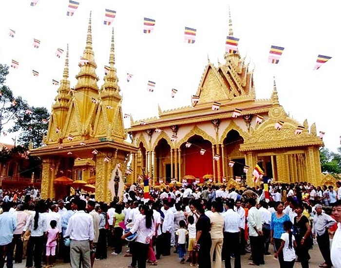 Đỉnh cao nghệ thuật của ngôi chùa thể hiện ở những họa tiết độc đáo nơi mái vòm, tường, các hàng cột và cầu thang, như tượng đầu vị thánh 4 mặt Maraprum là tiền thân của Brahma - vị thần sáng tạo ra thế giới, nữ thần Kayno nửa người nửa chim, chim thần Marakrit.