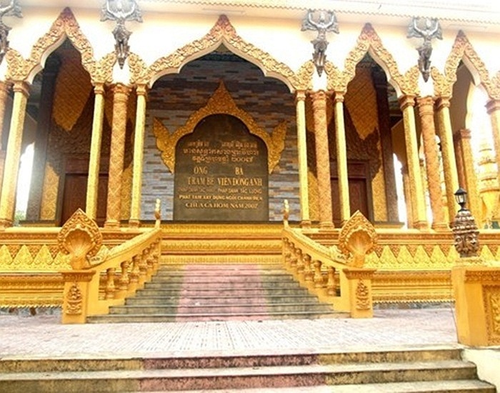 Chùa Cà Hom tọa lạc tại xã Hàm Giang, huyện Trà Cú, tỉnh Trà Vin