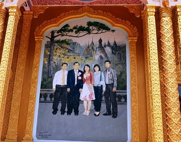 Tranh vẽ gia đình ông Trầm Bê tại chùa Ba Sát (huyện Trà Cú, Trà Vinh). Chùa Ba Sát là ngôi chùa cổ, được đại gia Trầm Bê bỏ 6 tỷ trùng tu, xây dựng lại.