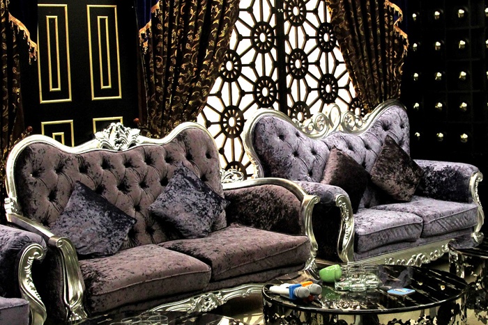 Một bộ ghế salon sang trọng ở đây có giá 200 triệu đồng.