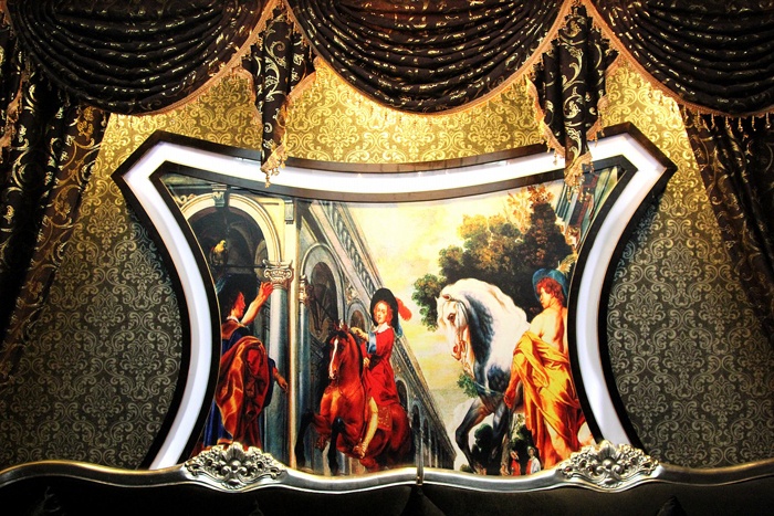 Trên tường được trang trí nhiều bức tranh giả cổ.