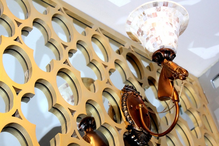 Cho đến những chiếc đèn tường cũng được thiết kế khá công phu.