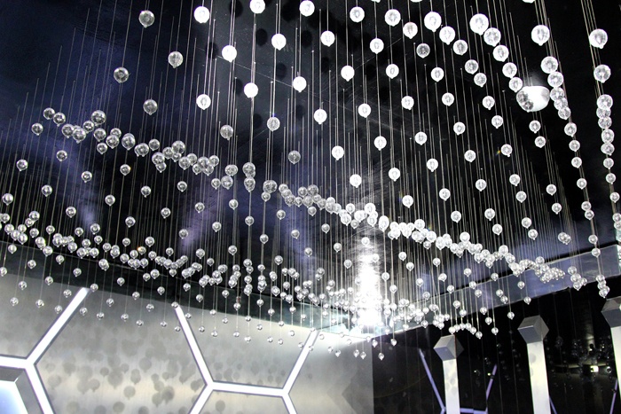 Trần nhà được trang trí bằng nhiều viên thủy tinh lấp lánh.