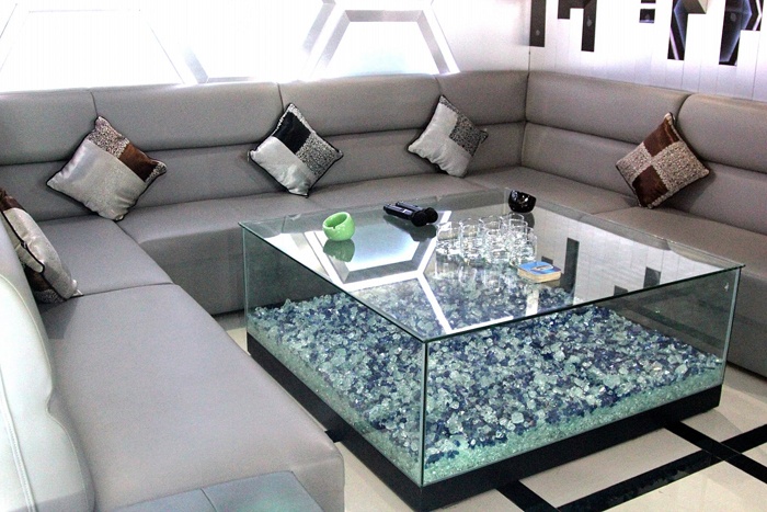 Chiếc bàn kính ấn tượng chứa nhiều viên pha lê.