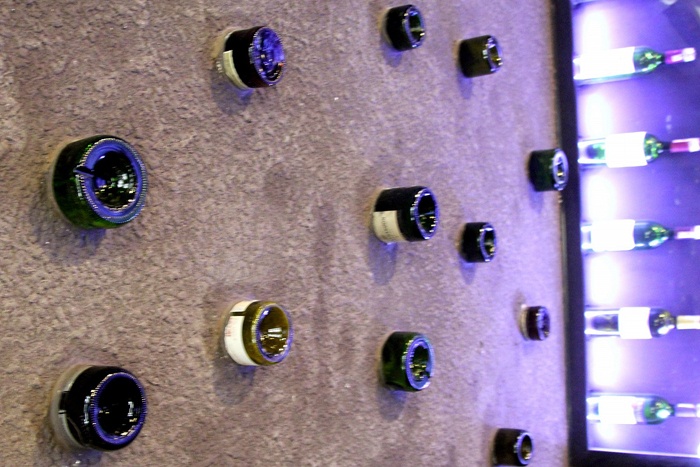 Những chai rượu đắt tiền trở thành những vật để trang trí tường cho thêm phần trang trọng.