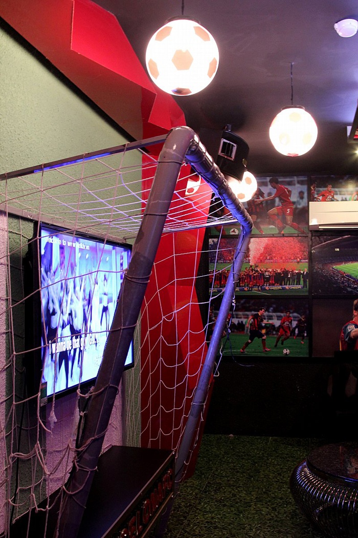 Màn hình nằm trong cầu môn mang lại cảm giác lạ cho người hát.