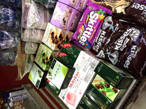 Hàng xách tay ngổn ngang tại chợ cũ ở TP.HCM.