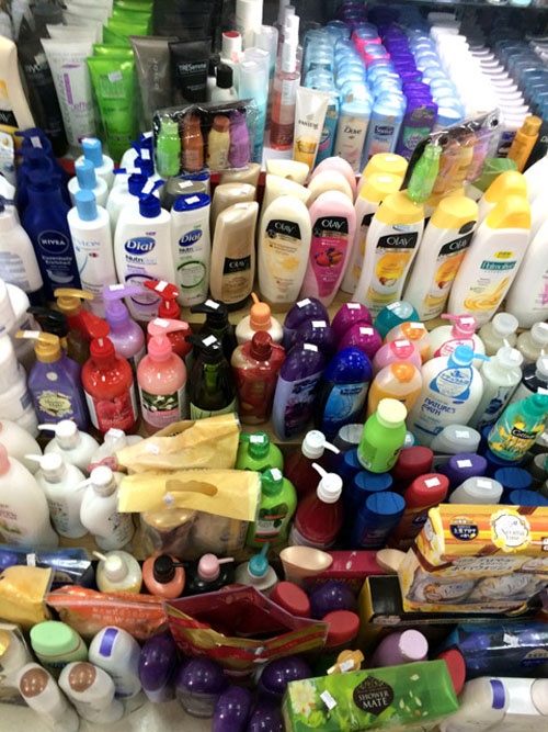 Từ thực phẩm đến xà phòng đủ kiểu dáng đều có mặt trên thị trường hàng xách tay tại chợ đầu mối Bến Thành, phố Tôn Thất Đạm, Quận 1, TP.HCM.