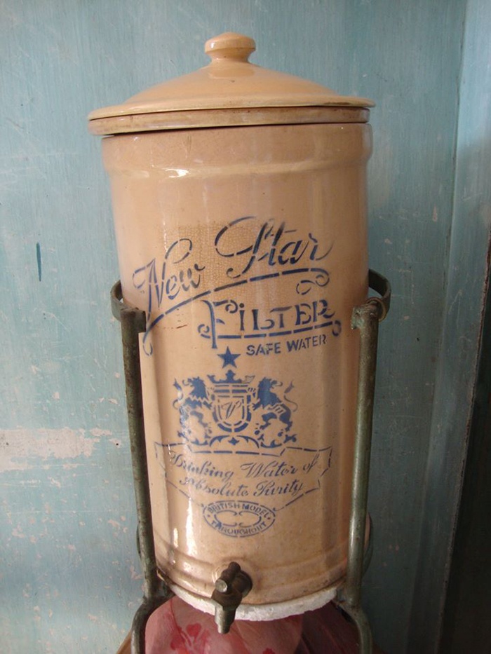 Những chiếc đèn dầu, bình nước của ngoại Gia Hân Mỹ Hạnh để lại có tuổi đời hơn 70 năm.