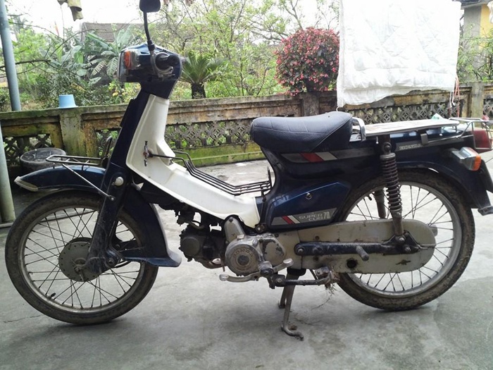 Ông Bùi Công Bông ở Quỳnh Phụ, Thái Bình từng bỏ cả cây vàng để mua những đồ vật trong nhà. Chiếc xe Super Cub 70 được ông mua vào năm 1995 trị giá 5 cây vàng, tương đương với 25 triệu lúc bấy giờ. Ông cho biết, hai vợ chồng ông làm đủ nghề như nấu rượu, hàng sáo, chăn nuôi, làm đậu…mới có thể mua được. “ Xe máy thời ấy quý hiếm lắm, cả làng duy nhất nhà tôi có”, ông nói.