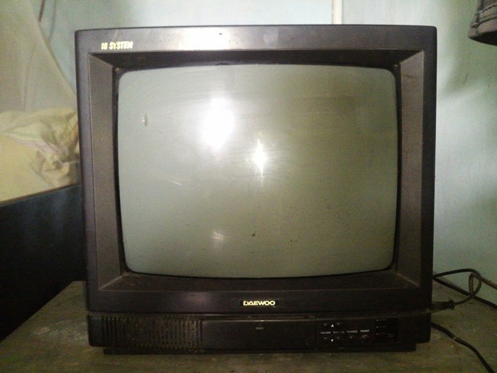 Chiếc Tivi Daewoo trị giá 7,5 chỉ vàng, được ông Trần Công Thơm (Thái Bình) mua năm 1995. “Khi đó ti vi quý hiếm lắm, cứ đến chập tối là cả làng đến xem chật nhà”, ông nói. 