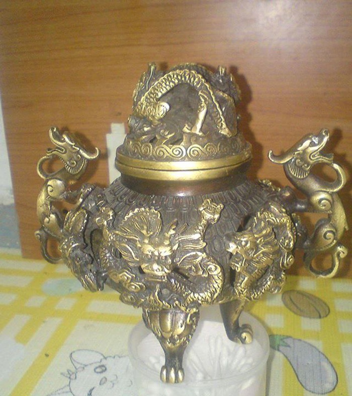 Bàn ủi con gà, lư hương đồng, đài Sharp, được ông Khính (Kinh Môn, Hải Dương) mua mất hơn 2 cây vàng năm 1994. 