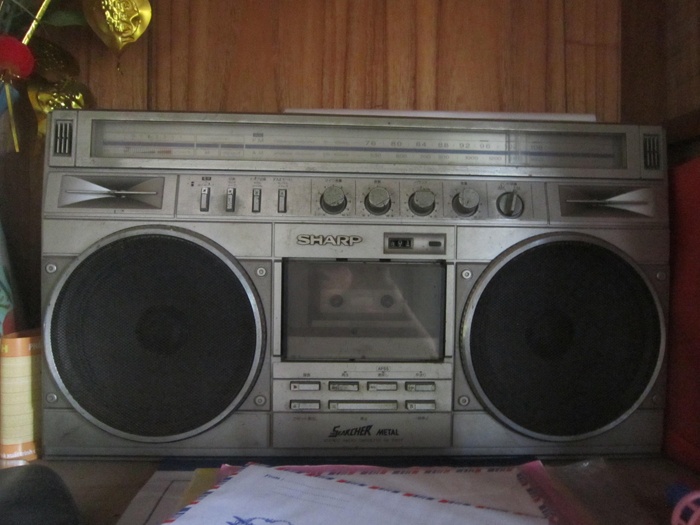 Chiếc đài trị giá 3 chỉ vàng hiện tại chạy vấn tốt, ông Khính thường xuyên sử dụng để nghe FM.