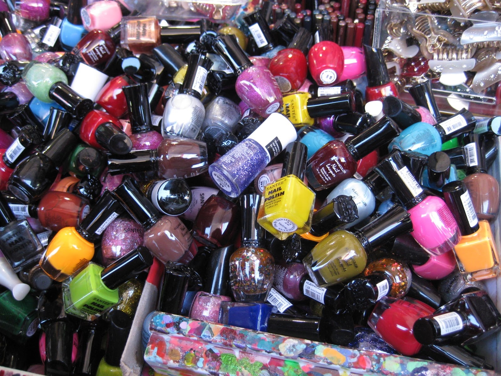 Độc tố có trong sơn móng giá rẻ.