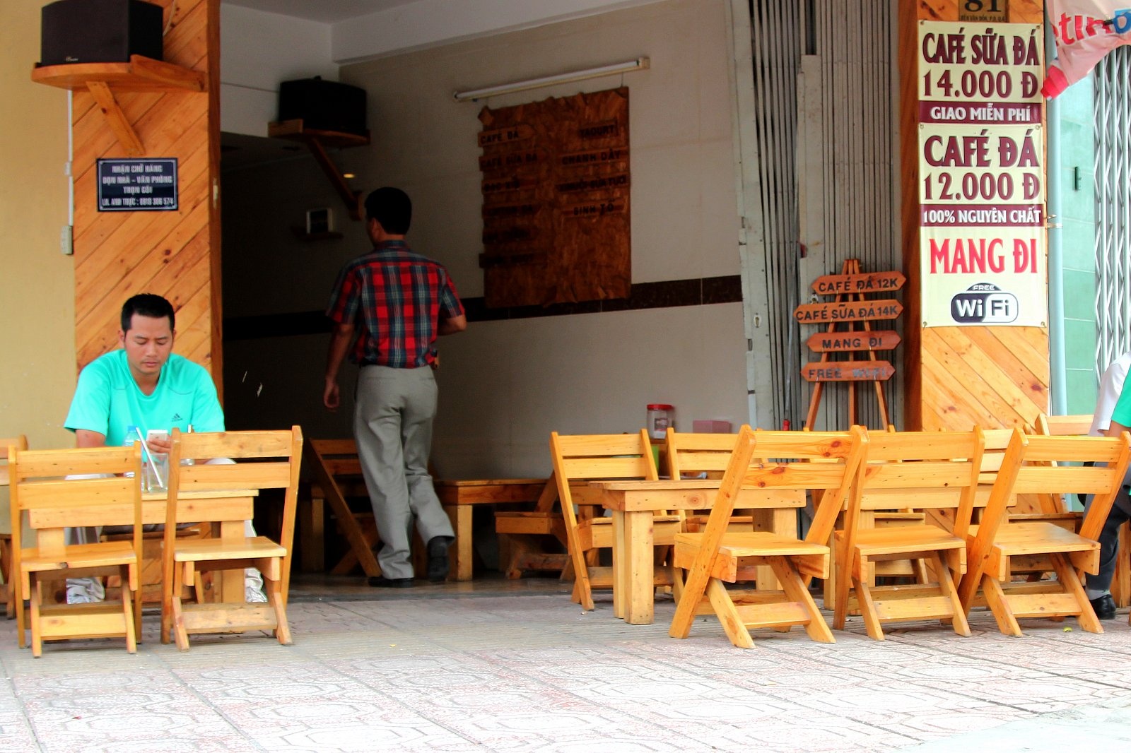 Quán cà phê rang xay ở Sài Gòn được thiết kế đơn giản với những chiếc bàn và ghế bằng gỗ nhỏ nhắn.